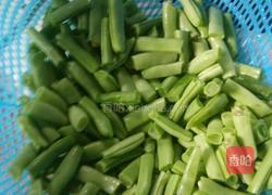 四季豆炒火腿肠的做法图解2