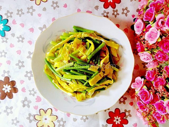 蒜苔炒蛋饼
