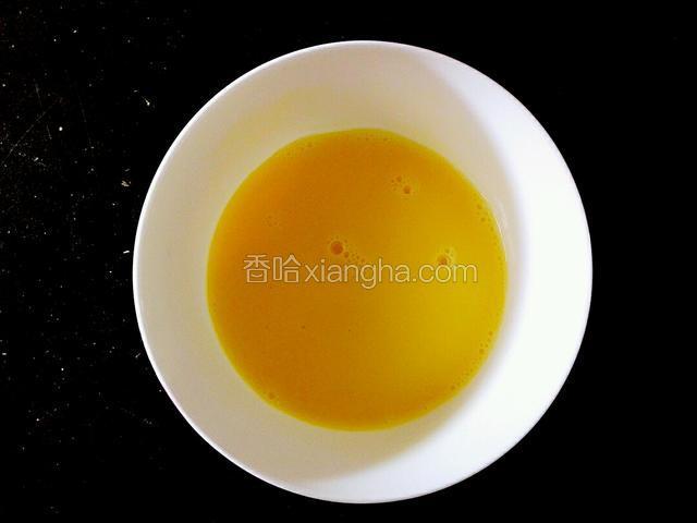 把鸡蛋磕到碗里，搅拌成蛋液备用。