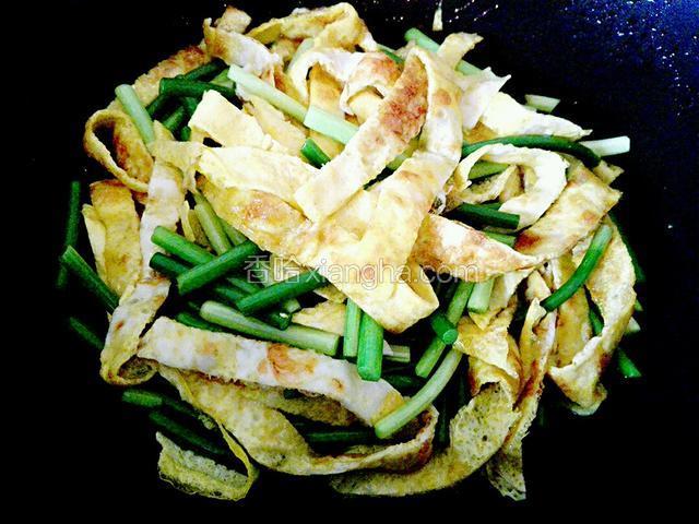 之后再倒入蛋饼条，继续翻炒片刻，调入盐，即可出锅。