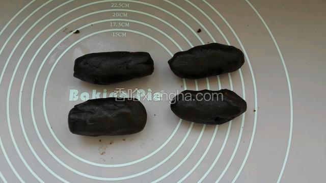 准备豆沙馅分出挤子揉长园条备用