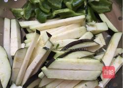 耗油炒青椒茄子的做法图解1
