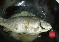 香菇炖鲫鱼汤的做法图解2