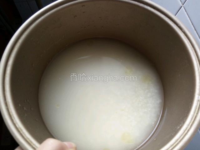 两个量杯的大米加上适量清水，加油，醋，盐蒸熟