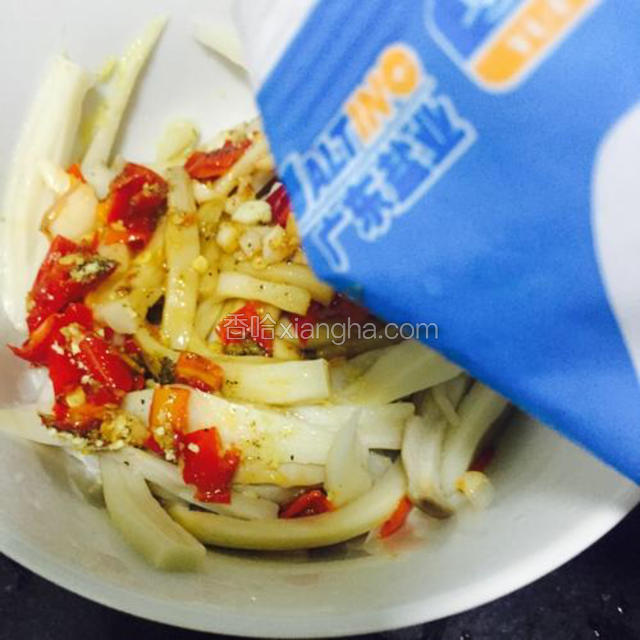 和适量的盐拌入味