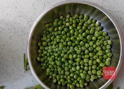 豌豆粒炒肉丁的做法图解1