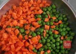 豌豆粒炒肉丁的做法图解2