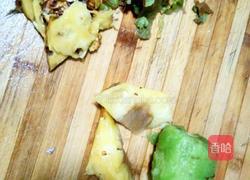 菠萝奇异果冰沙的做法图解2