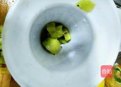 菠萝奇异果冰沙的做法图解3