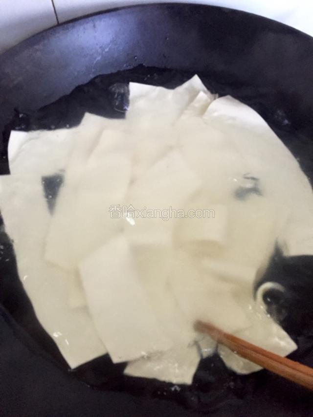 待水烧开，一根一根的放入裤带面（不要用筷子搅拌）