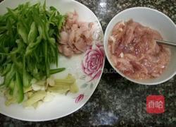青椒炒肉丝(加蛋清)的做法图解1