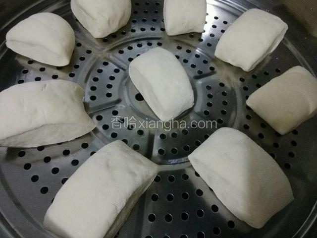 锅中加水，蒸屉上刷点熟油，防止粘在屉上。