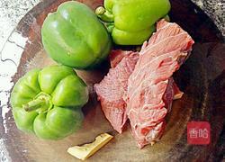 甜椒炒牛肉的做法图解1