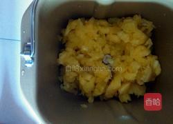 菠萝果酱(面包机版)的做法图解1