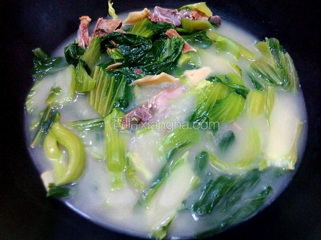 大火煮出来的汤、才会奶白色的、放盐即可饮用、(烧骨有咸味、要适量放盐)