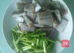 蒜苔箭头鱼的做法图解1