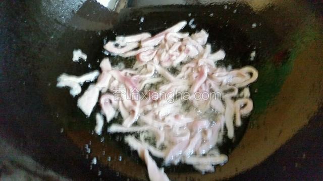 炒锅油热，放肉丝煸炒