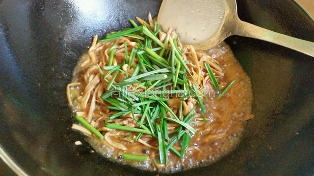 待汤汁收好加入蒜苗，鸡精