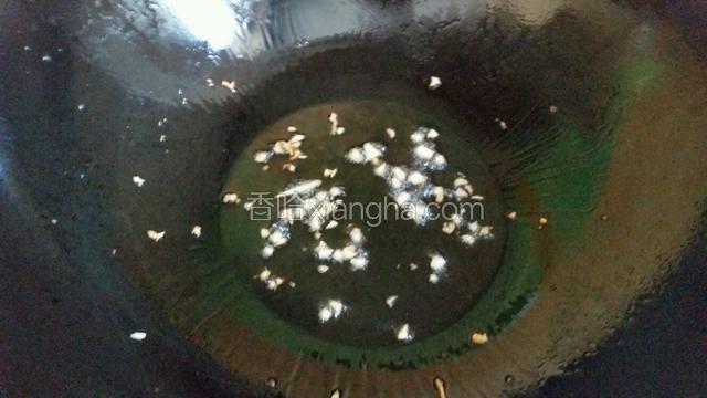 炒锅油热放蒜末