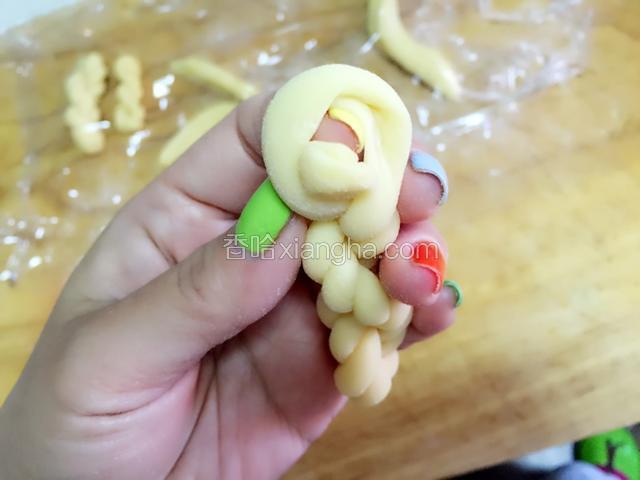 把两头套起来收口