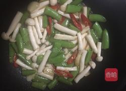 斋炒海鲜菇甜豆的做法图解5