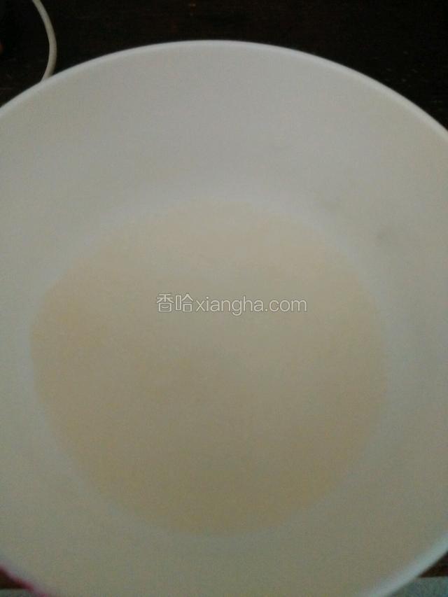 黄油隔热水融化。