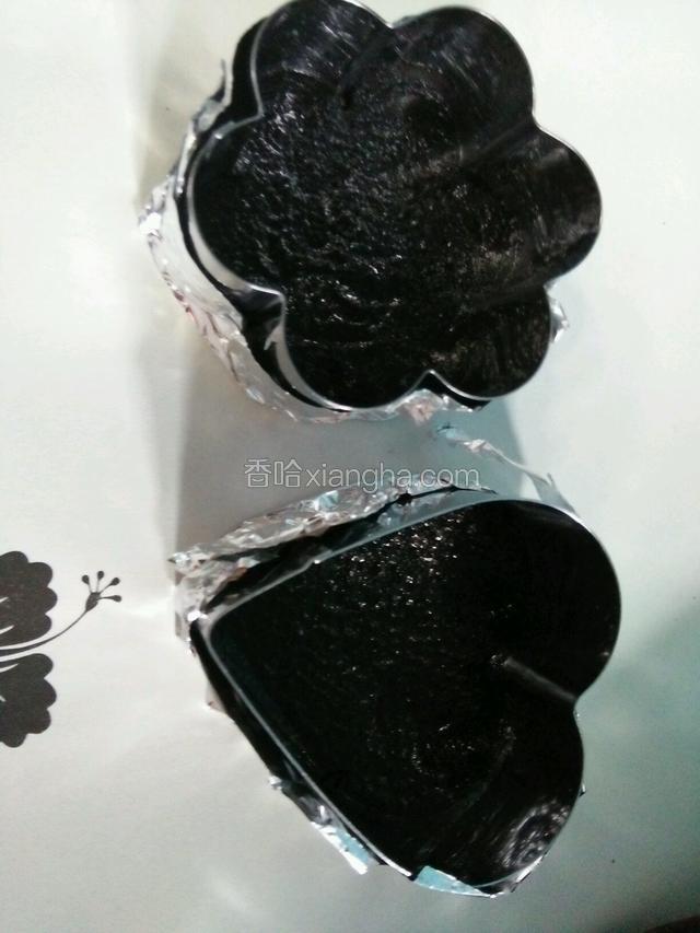 黄油放入模具用压片压平，放冰箱冷藏半小时。