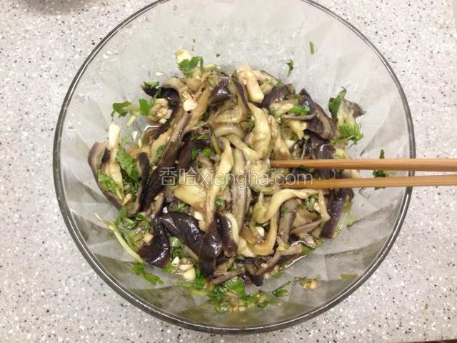 茄子蒸好后放至不烫手，直接撕成条，放入大碗，倒入所有酱料，拌匀