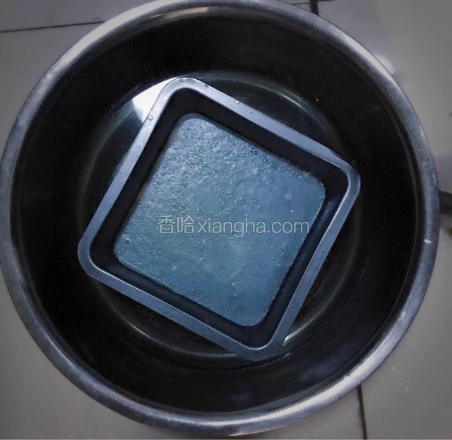 凉皮蒸熟后，用夹子或者湿布去拿烤盘防止烫手，拿起来直接放入备有清水的大盆里放凉