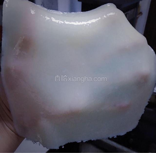 做好的凉皮，是很晶莹透亮的