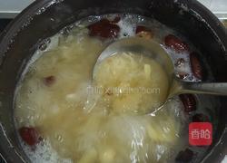 红枣银耳莲子百合汤的做法图解4