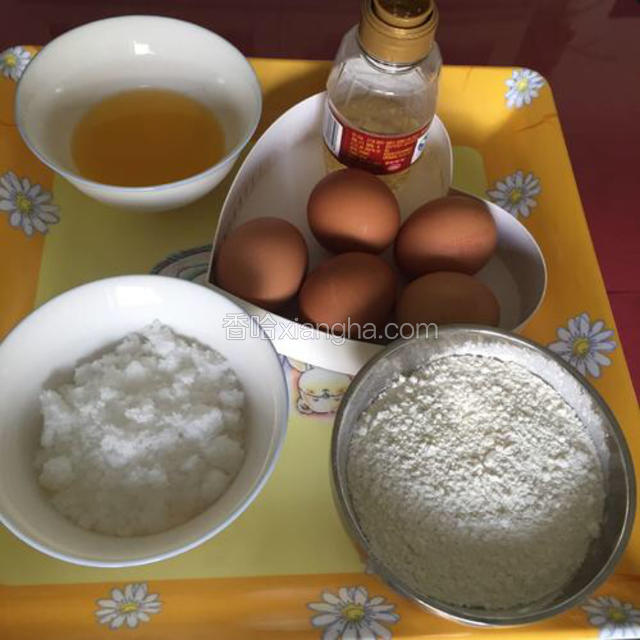 准备好食材，使用8寸活底模具。