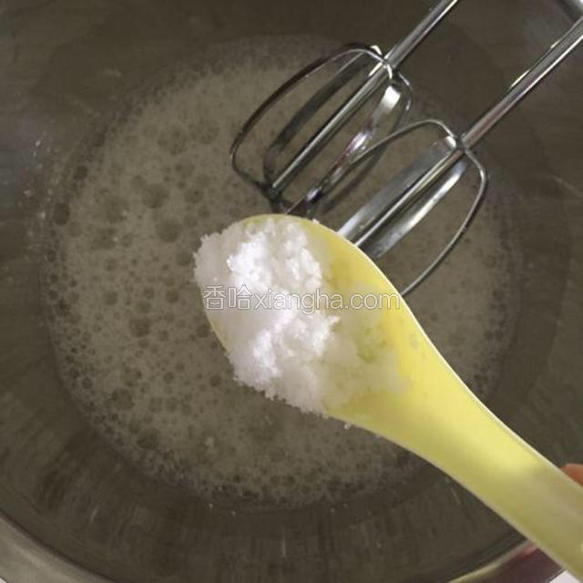 先打发蛋白，蛋白中加入几滴白醋，用干净无水的电动搅拌器低速搅拌蛋白，搅拌至呈鱼眼泡状时，加入1/3的蛋白用白糖。