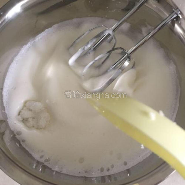 到蛋白比较浓稠，表面出现纹路的时候，加入剩下的1/3糖。（如果一次加入糖过多，会妨碍蛋白的起泡）