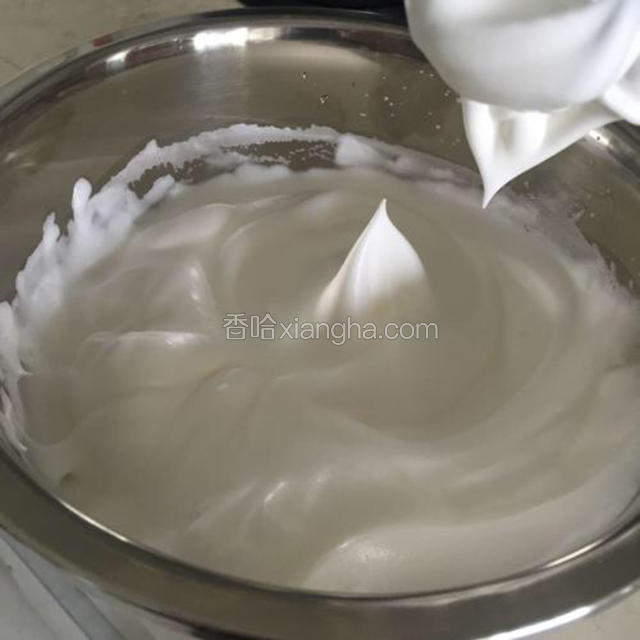 搅拌器由低速向高速逐渐推进，当提起打蛋器，蛋白能拉出弯曲的尖角的时候，表示已经到了湿性发泡的程度。如果是做戚风蛋糕卷，蛋白打发到这个程度就可以了。

现在，我们制作常规的戚风蛋糕，就还需要继续搅打。

当提起打蛋器的时候，蛋白能拉出一个短小直立的尖角，就表明达到了干性发泡的状态，可以停止搅打了。
