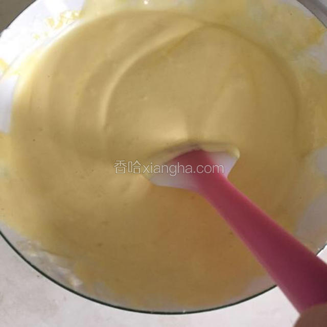 将1/3蛋白液倒入蛋黄糊中。用橡皮刮刀轻轻翻拌均匀(从底部往上翻拌，不要划圈搅拌，以免蛋白消泡)。