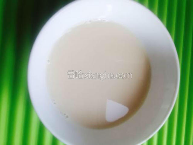 先用一部分牛奶把酵母化开