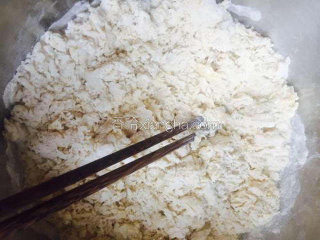 边加入牛奶和酵母的混合溶液，边用筷子搅面，不够的再继续加牛奶，把面粉搅拌成絮状