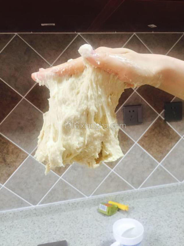 接下来用手揉面，一定要保证面的湿度，检验的方法就是可以粘在手心不会掉下来



如果没有到这个程度，就继续加牛奶（高筋面粉的吸水性强，需要更多的牛奶）



只有到了这个程度才可以进行下一步