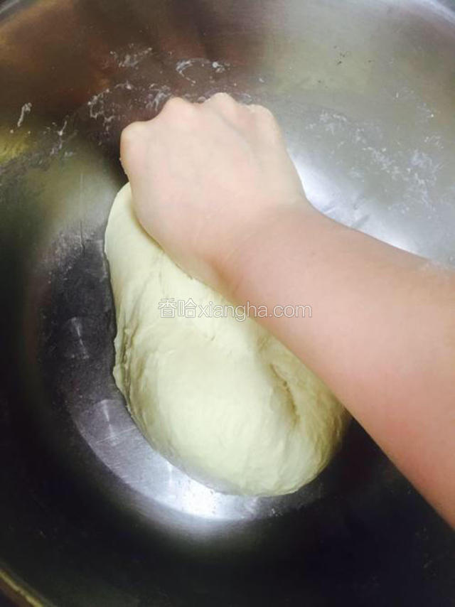 像用搓衣板搓衣服一样，把面从盆的一侧（靠近自己）用力推向远端，重复这个动作