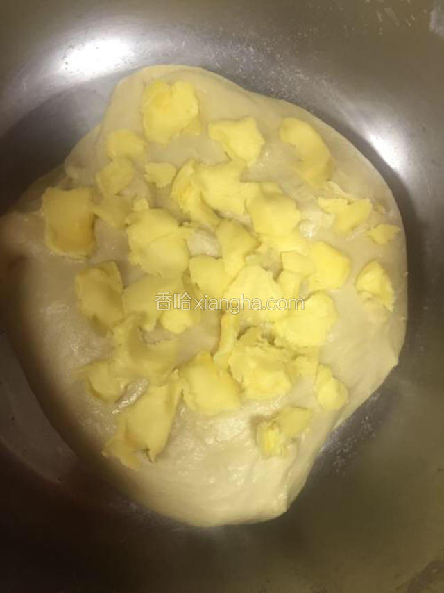 加入室温软化的黄油（不是融化的），把黄油揉进面里，直到面团光滑



大概要用3分钟