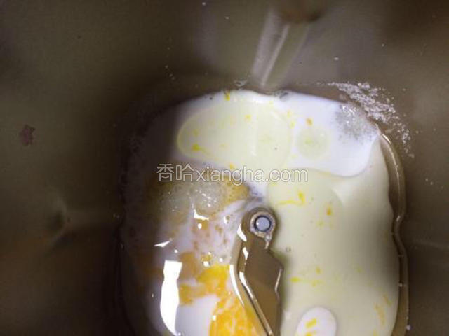 加入盐和糖，要对角线放