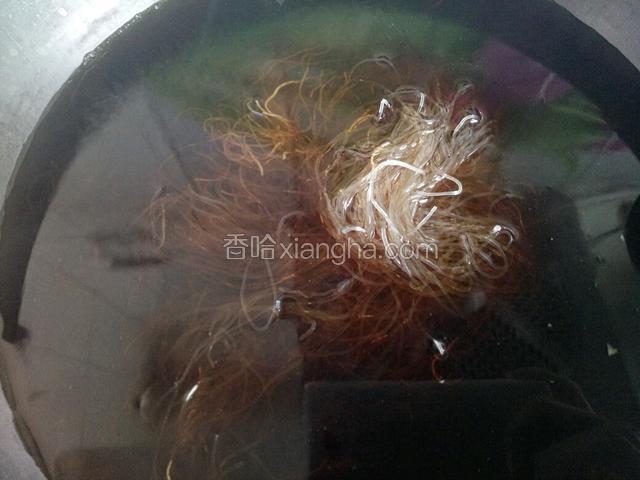 锅中放适量水加一勺老抽，烧开，把粉丝放进去煮软