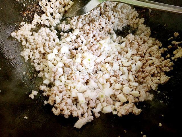 加入蒜粒继续煸出香味