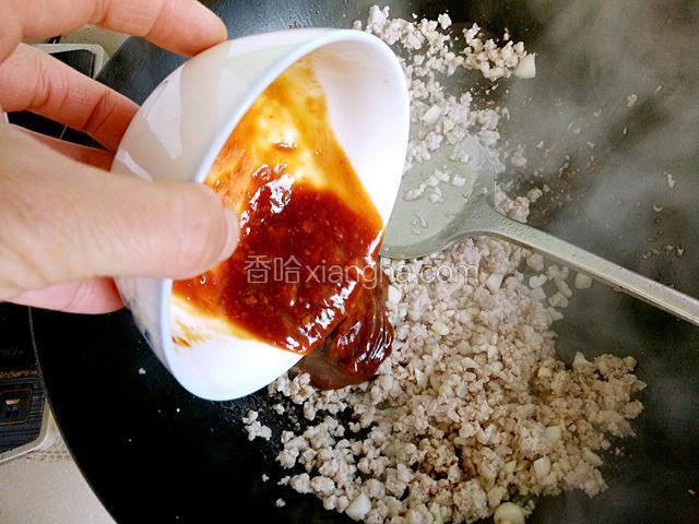 倒入调好的酱汁，迅速炒匀