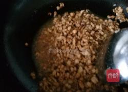 芹菜大肉包子的做法图解4