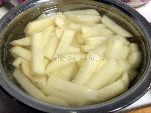 土豆去外皮，切1厘米见方小块，清水里浸泡，去掉淀粉；