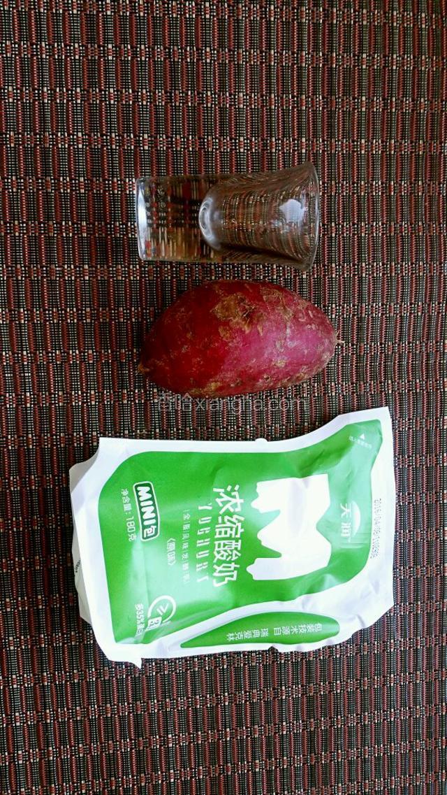 准备材料，把紫薯上锅蒸熟。压成泥状