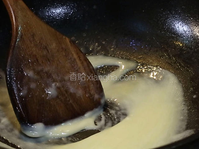 将锅洗净，锅中放50克水烧开，加入芝士100克，小火加热，至芝士融于水中，加入盐1克，糖1克，鸡粉3克搅匀，淀粉水，顺时针方向搅匀