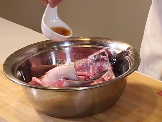 先把鱼头从中间劈开，放盐2克，味精1克，胡椒粉1克，料酒10克腌5分钟